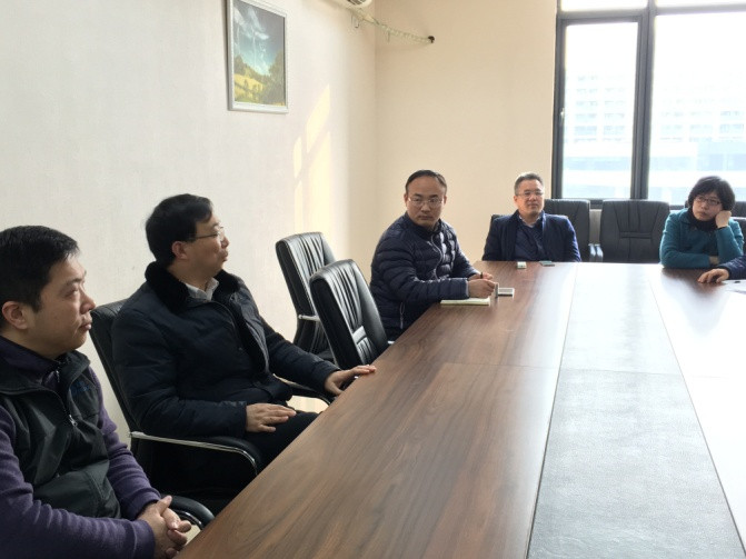 图3kaiyun开云官方网站姜斌院长和电气工程党支部党员们进行讨论和交流_副本.jpg